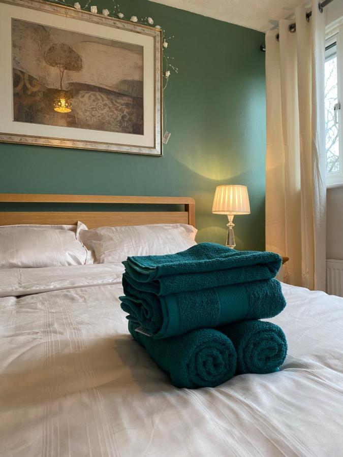 Homestay 1 Luxurious Double Bedroom With Private Shower Reading