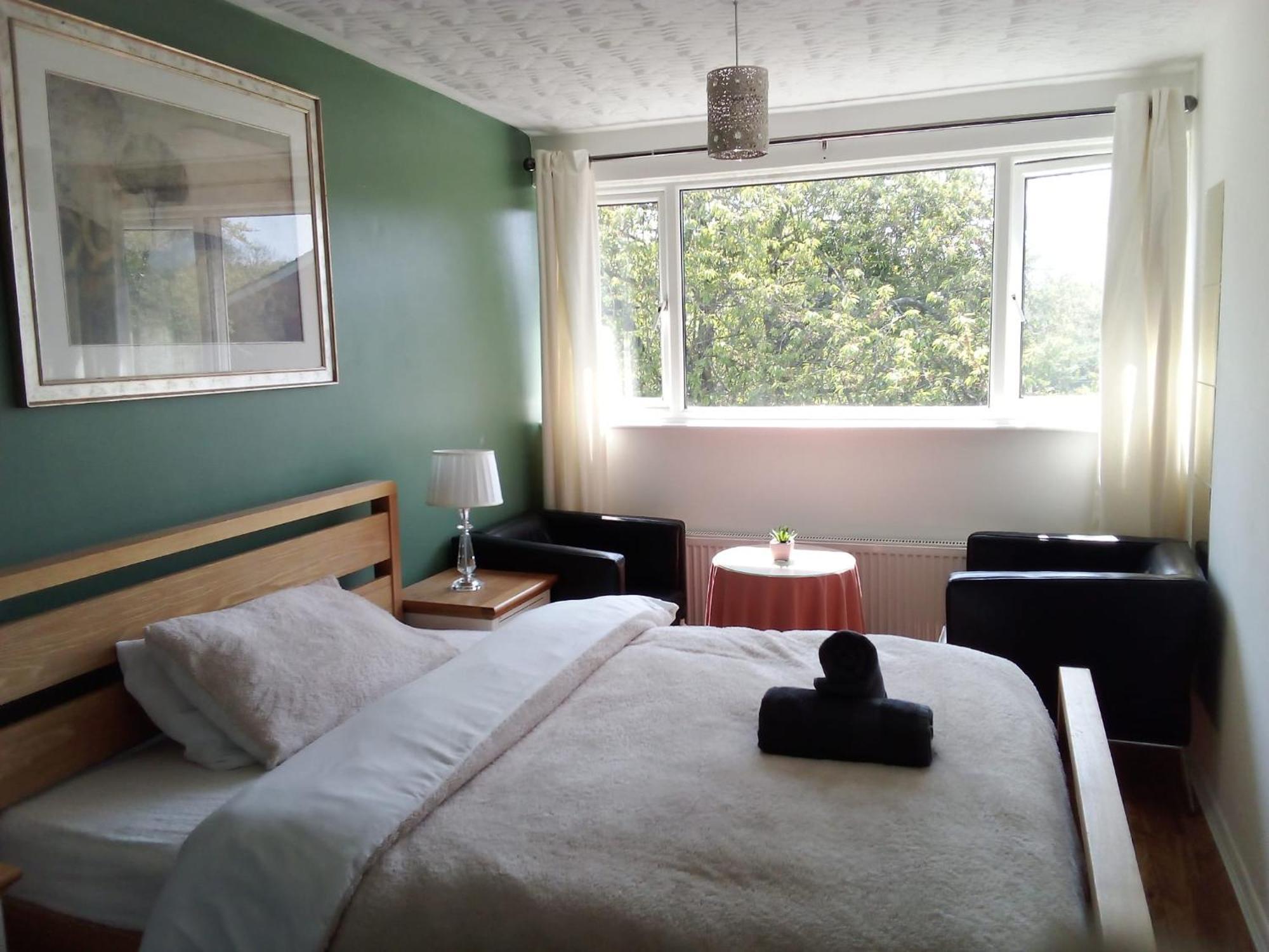 1 Luxurious Double Bedroom With Private Shower